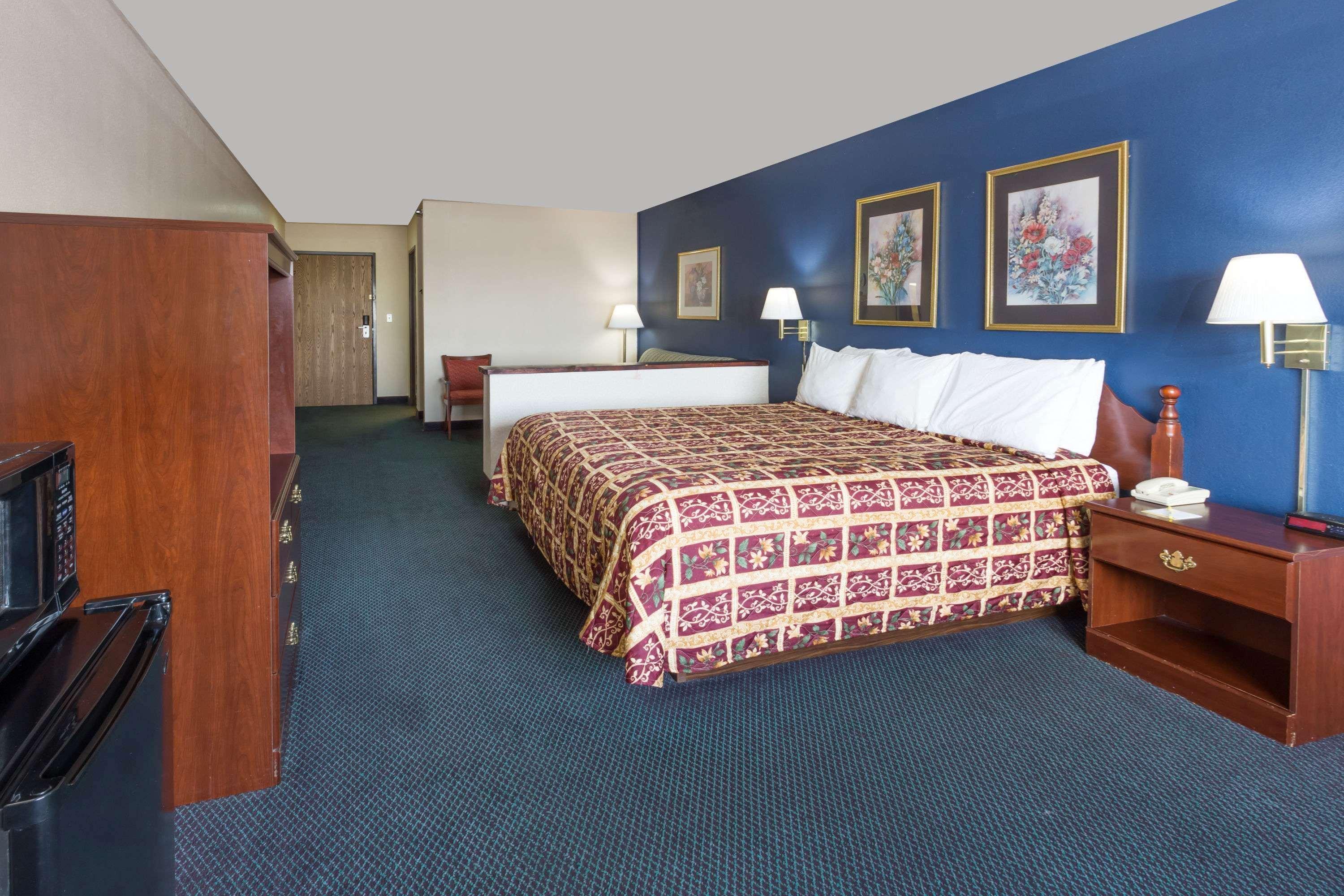 Days Inn & Suites By Wyndham Of Morris Buitenkant foto